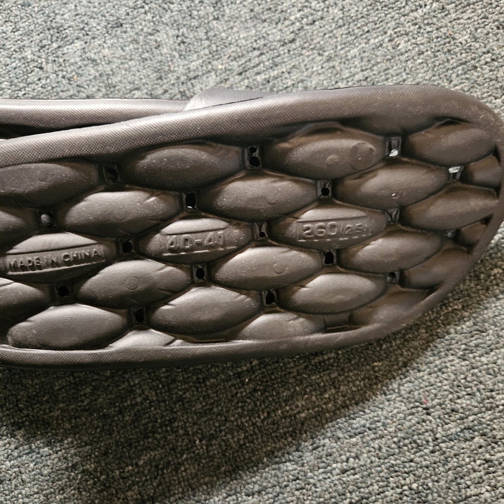 🆕️Black Cushioned Slide Sandals - Picture 3 of 3